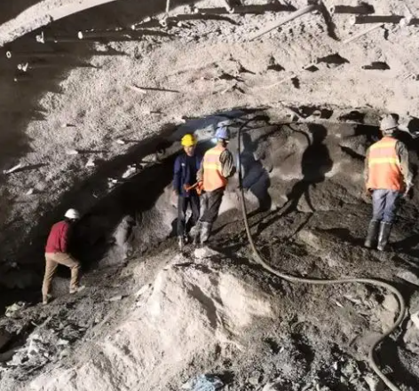 镇沅拱顶带模注浆料的施工流程及注意事项